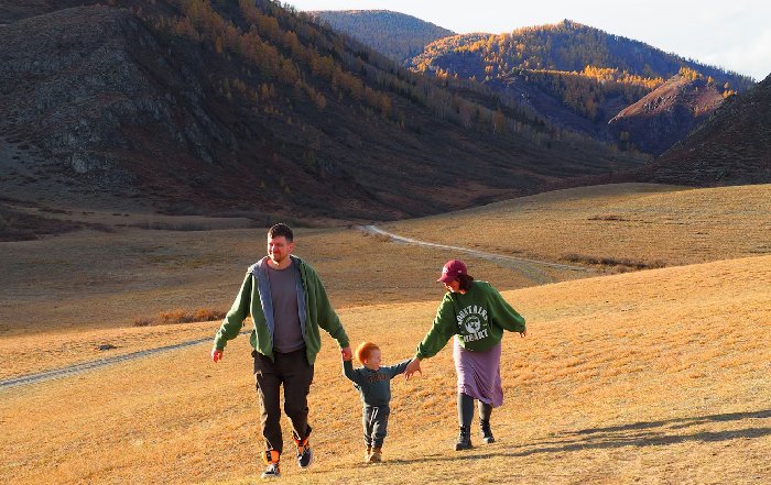 Article Image for Family Saga: Multi-Generational Travel